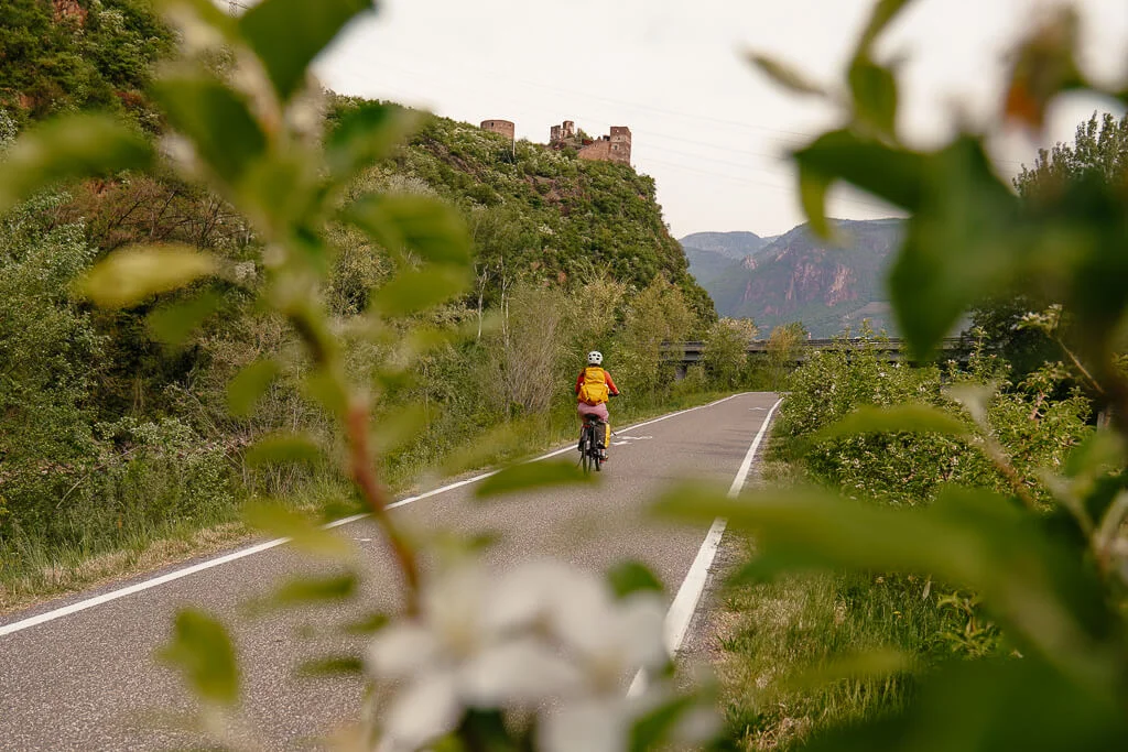 Radreise von Bozen nach Venedig - Radweg bei Schloss Sigmundskron