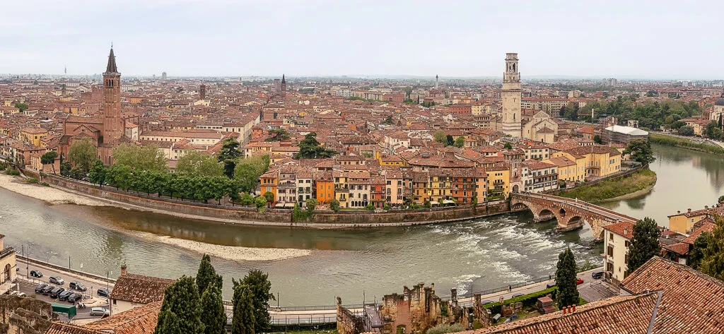 Blick auf die D&auml;cher Veronas vom Castel San Pietro