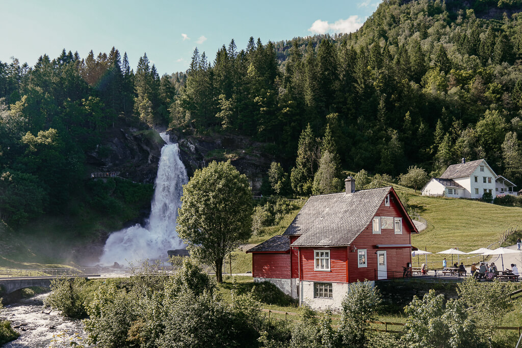 Wasserfall Steinsdalfossen beim Norwegen Roadtrip