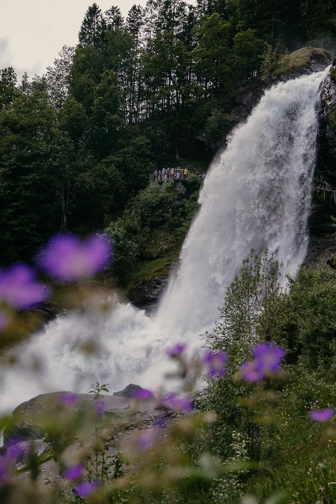 Wasserfall Steinsdalfossen beim Roadtrip in Norwegen