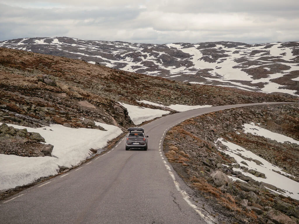 Bergstrasse im Aurlandsfjellet beim norwegen Roadtrip