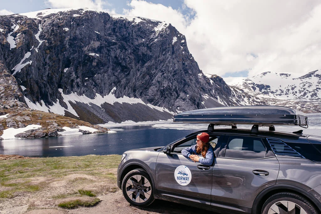 Auto von Norway Nomads beim Norwegen Roadtrip mit Travelbase