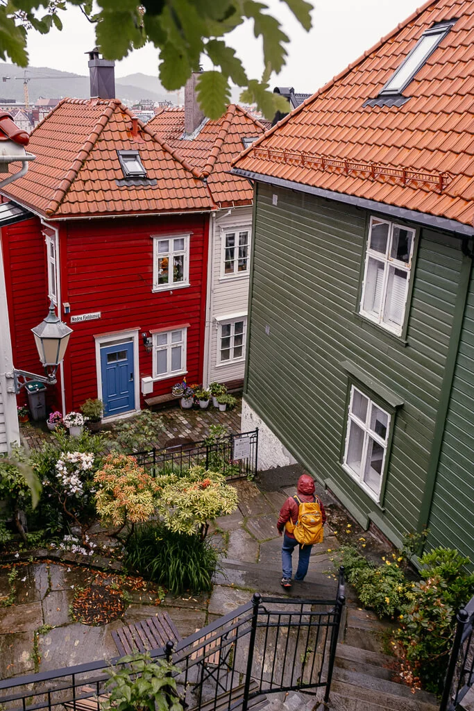 Treppenviertel von Bergen mit bunten Holzhäusern beim Norwegen Roadtrip