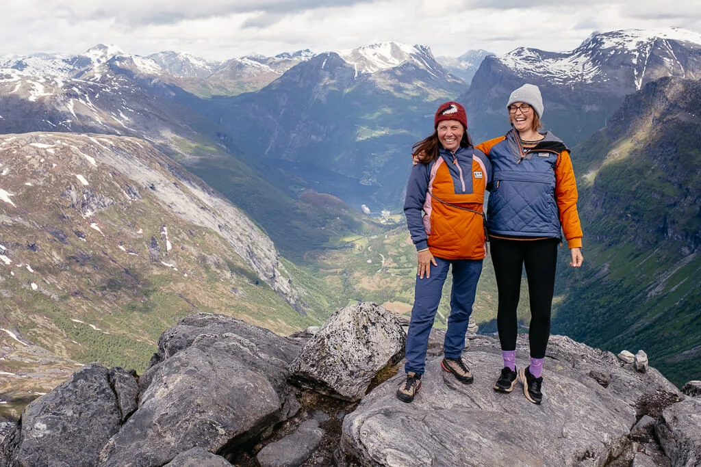 Couchflucht am Aussichtspunkt Geiranger Skywalk auf dem Berg Dalsnibba in Norwegen