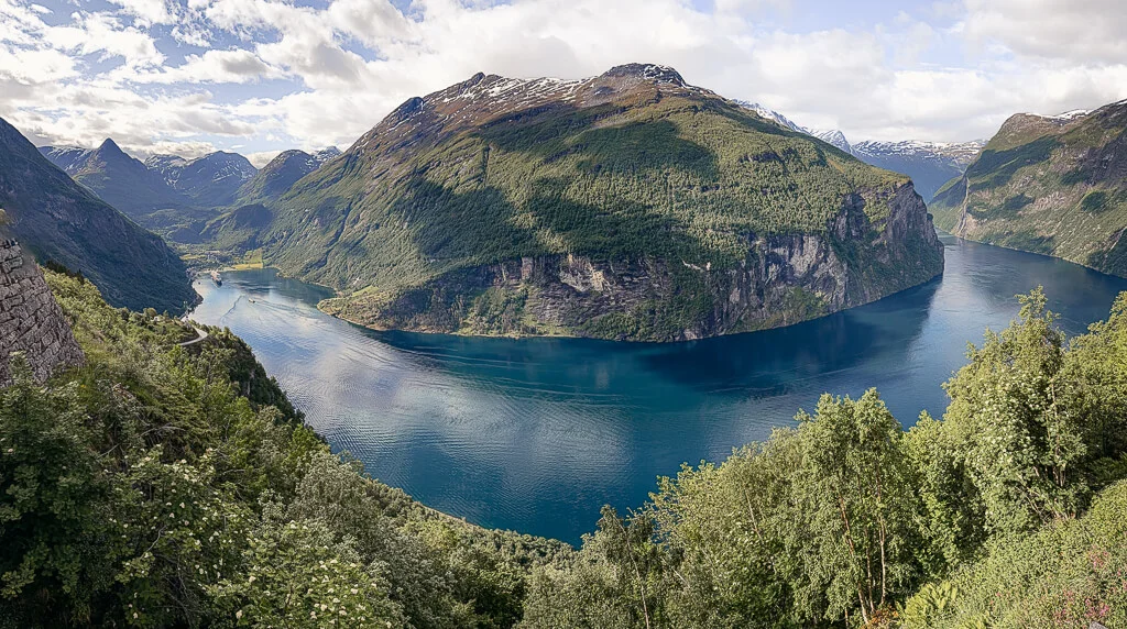 Spektakulärer Ausblick auf den Geirangerfjord vom Aussichtspunkt Ørnesvingen