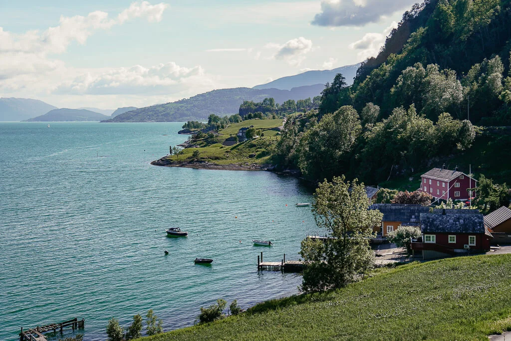 Idylle am Hardangerfjord beim roadtrip in norwegen