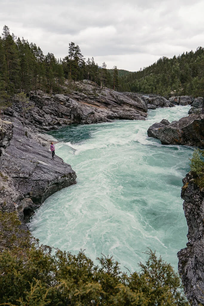 An der wilden Schlucht Ridderspranget beim Norwegen Roadtrip
