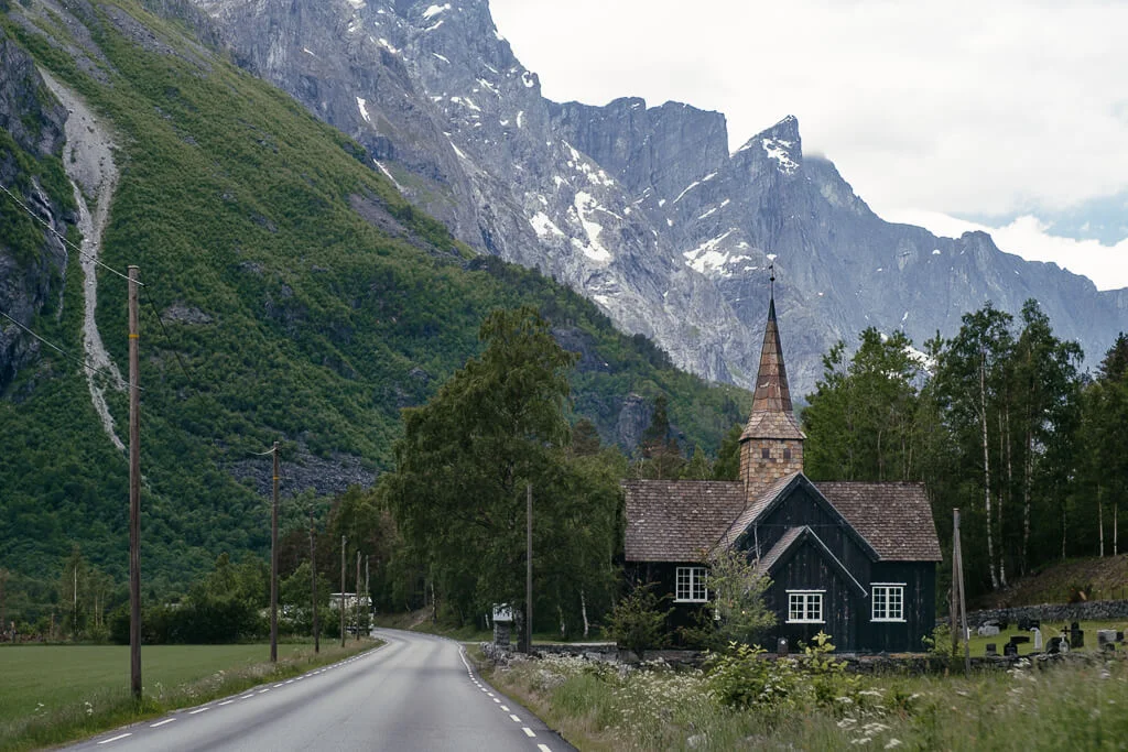 Straße mit Kirche beim Norwegen Roadtrip auf dem Weg zur Trollwand