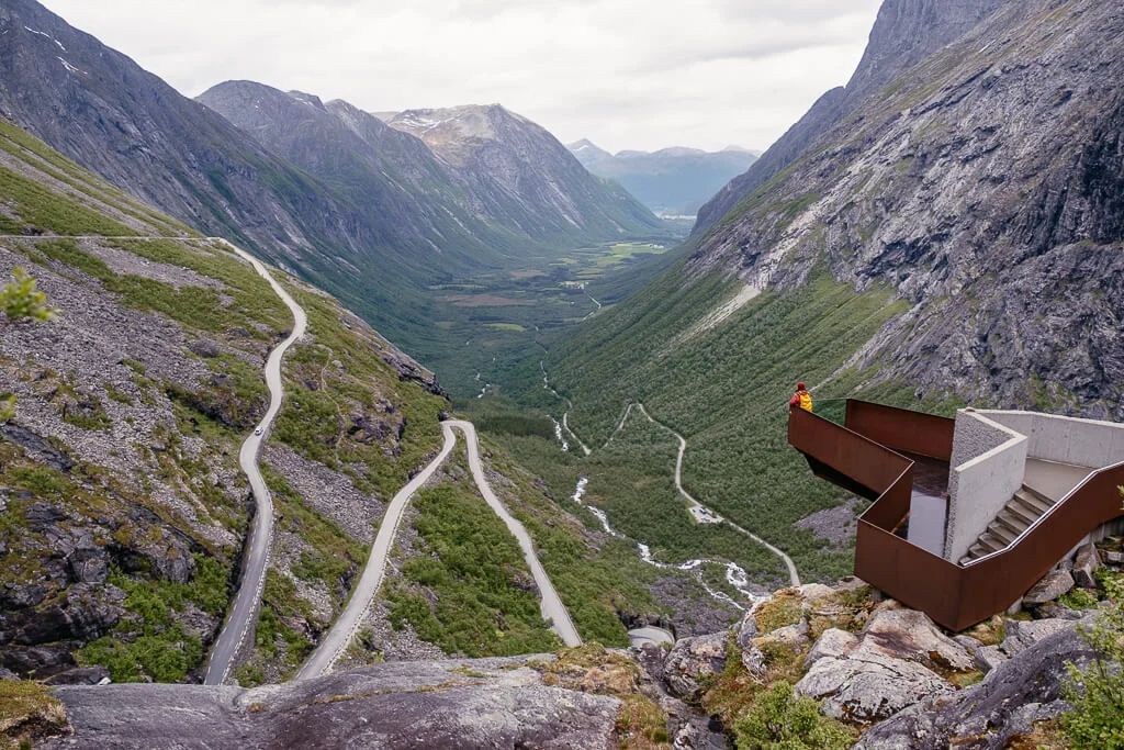 Trollstigen Aussichtspunkt beim Roadtrip in norwegen