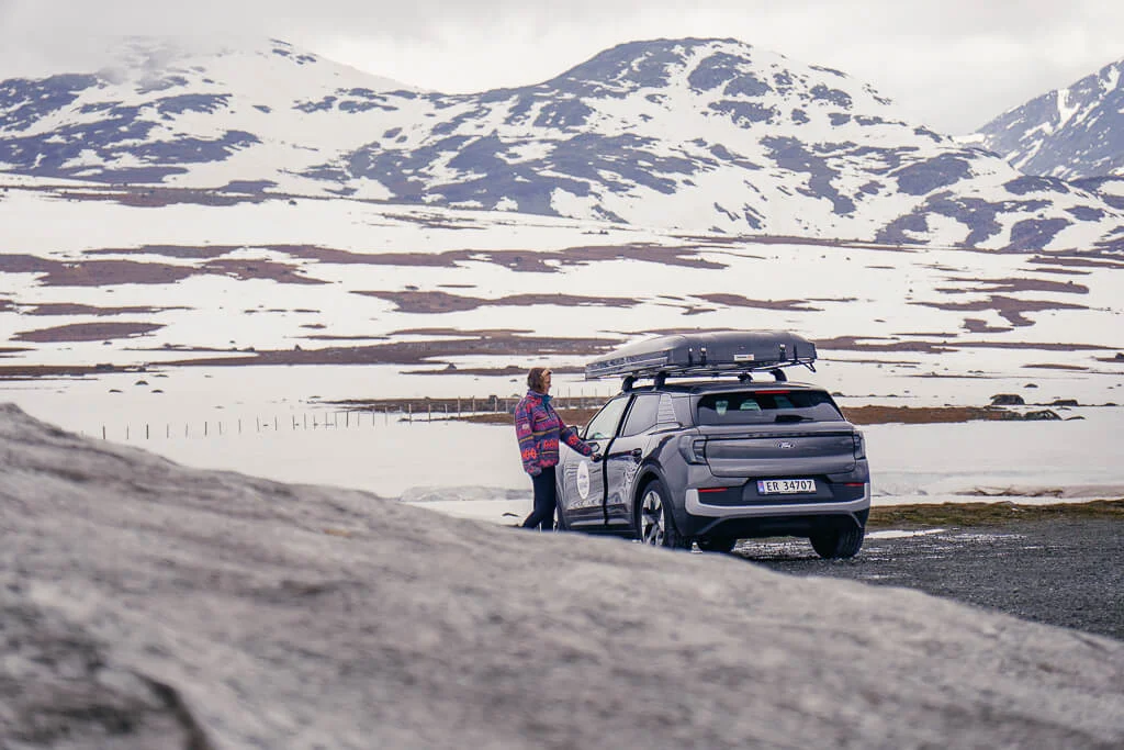 Norwegen Roadtrip mit Dachzelt am Rastplatz Steinplassen mit viel Schnee in norwegen