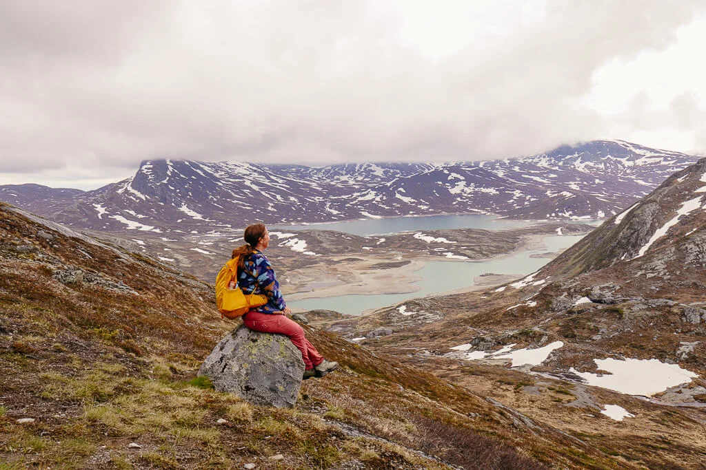 Wandern mit Couchflucht zum Gipfel synshorn beim norwegen roadtrip
